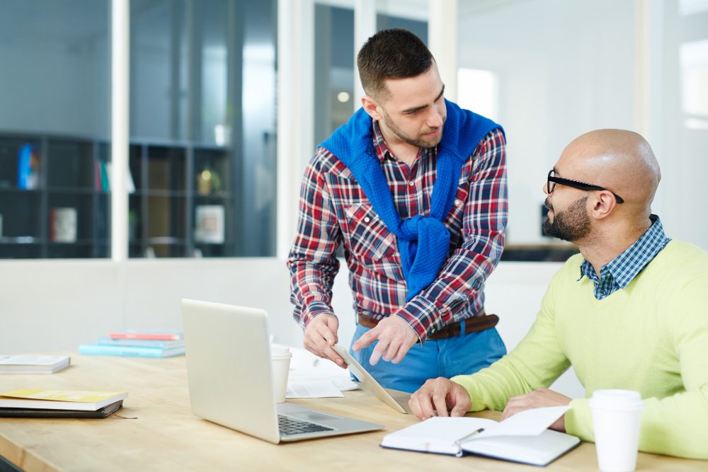 الكوتشينغ (Coaching) والتوجيه المهني (Mentoring): أين يلتقيان وأين يفترقان؟